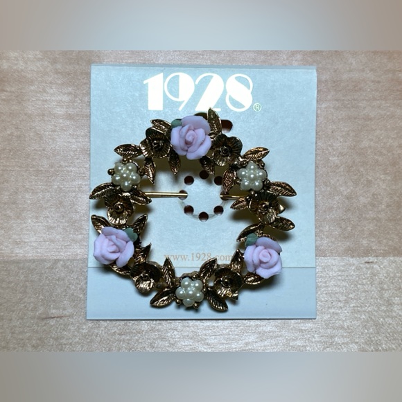 1928 Jewlery Gold Tone Pink Porcelain Rose Wreath Brooch - Picture 1 of 2